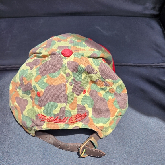 Mitchell and Ness Chicago Bulls Camo Leather Strap Back - Picture 2 of 4